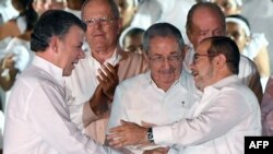 Колумбия президенты Һуан Мануэл Сантос (сулда) һәм FARC җитәкчесе Родриго Лондоно (уңда) солых килешүе имзалаганнан соң кул кысыша. Уртада Куба президенты Раул Кастро.