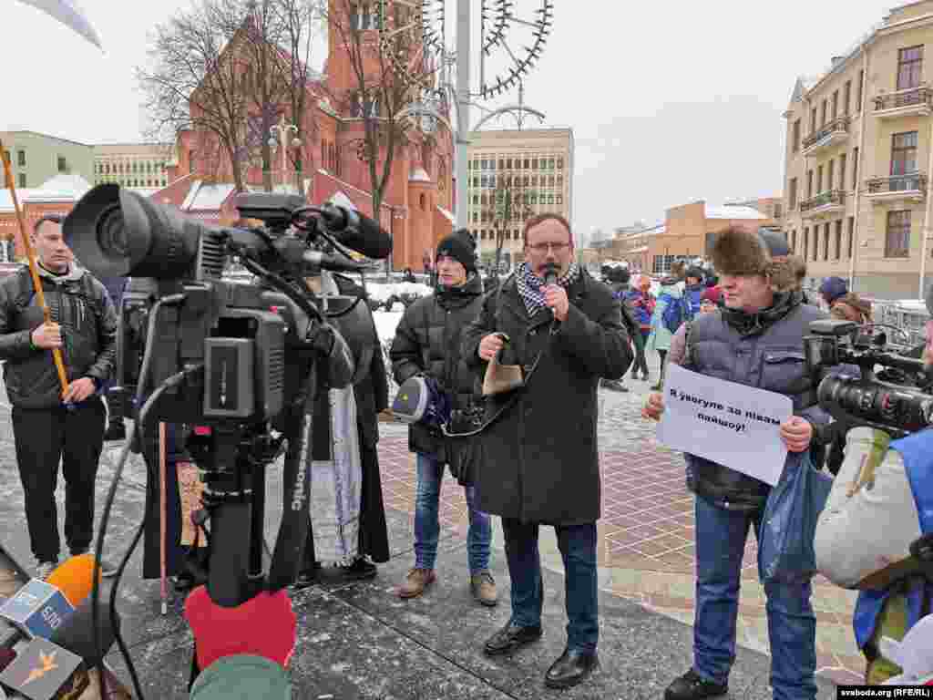 Акцыя завяршылася на плошчы Незалежнасьці. Некаторыя ўдзельнікі, ведаючы пра магчымыя штрафы, трымалі плякаты-апраўданьні, як мужчына на фота справа ад Сіўчыка: «Я ўвогуле за півам пайшоў»