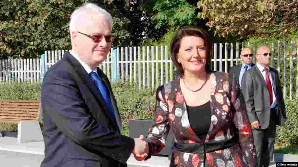Hrvatski predsjednik Ivo Josipović sa predsjednicom Kosova Atifete Jahjaga, Priština, 6. septembar 2013.