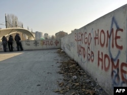 Srbi na glavnom mostu preko Ibra u Mitrovici, novembar 2011.