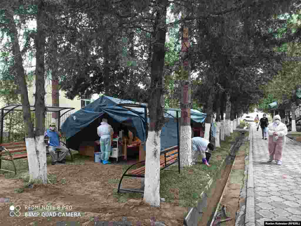 Токтогул шаарындагы үй-бүлөлүк медицина борборунун алдында эки чатырда жайгашкан 12 орундук стационар.
