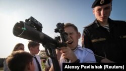 Дитина з ручним гранатометом на присязі новобранців Російського військово-патріотичного об'єднання «Юнармія», Севастополь. Крим, 28 жовтня 2019 року