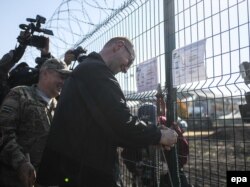 Арсеній Яценюк розглядає проект «Стіна» біля прикордонного пункту «Гоптівка» у Харківській області, 15 жовтня 2014 року