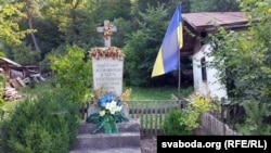 Памятны знак абвяшчэньня незалежнасьці Ўкраіны ў вёсцы Мэлна Івана-Франкоўскай вобласьці