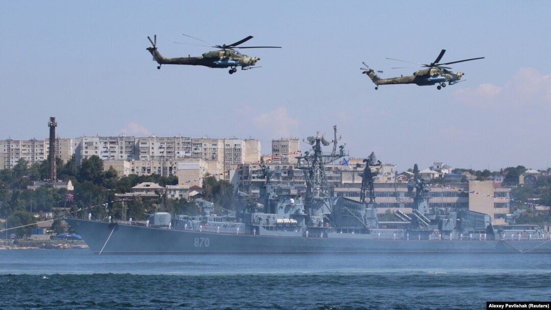 Elicoptere militare rusești zburând deasupra Mării Negre la Sevastopol, under se află cea mai mare bază militară din regiunea pontică