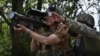 Український військовий цілиться із ЗРК Stinger на лінії фронту на Запоріжжі, 28 травня 2024 року