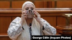 La ședinţa solemnă comună a Senatului şi Camerei Deputaţilor dedicată aniversării a 30 de ani de la adoptarea Constituţiei, senatoarea independentă Diana Șoșoacă a purtat botniță la tribuna Parlamentului. 