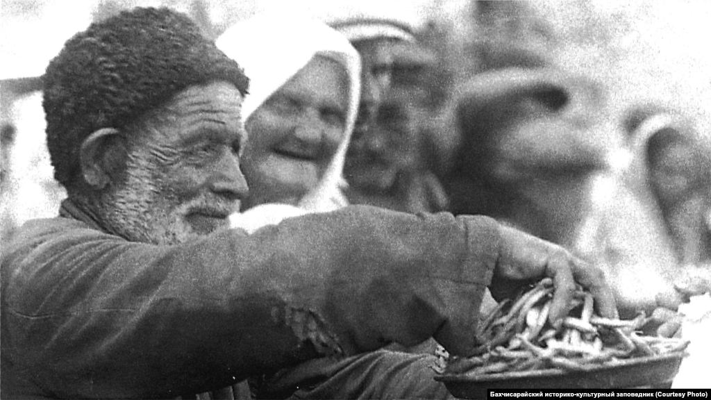 Продавець квасолі. Бахчисарай, 1920-ті. Квасоля входила до складу страв у всіх районах Криму. Можна було приготувати м&#39;ясний суп зі стручками зеленої квасолі, заправлений кислим молоком, суп з локшиною та відвареною квасолею або просто подати квасолю з локшиною