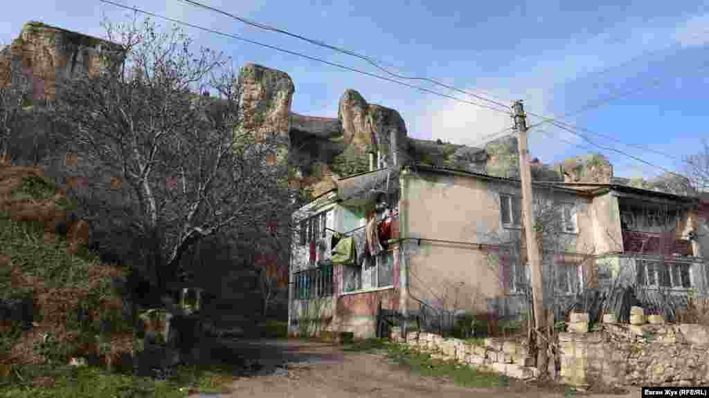 Один із побудованих за радянських часів двоповерхових будинків, також у селі є три п'ятиповерхівки