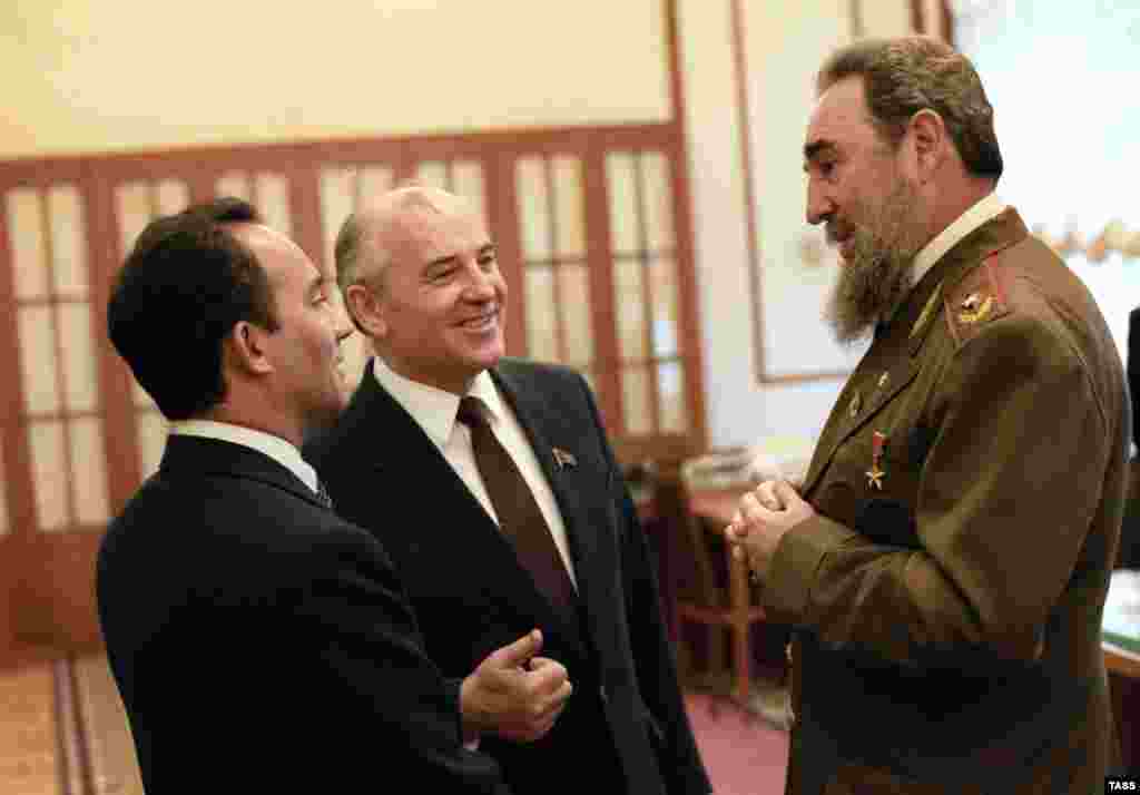С тогдашним кубинским диктатором Фиделем Кастро в Кремле в марте 1986 года. В том же году Горбачев начал свою инициативу по перестройке (преобразовании) СССР, которая, как он надеялся, поощрит «инициативу и творческие усилия» и поможет вытащить из стагнации советскую экономику