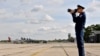 Ruski vojni oficir na aerodromu u Batajnici 