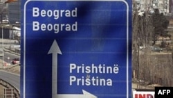 Tabla sa natpisom "Nezavisnost" na ulazu u Prištinu, 15. februar 2008. - iz arhive