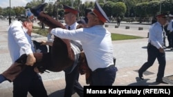 Поліція в Алмати затримує місцевого жителя, що вийшов на пікет, 9 травня 2019 року