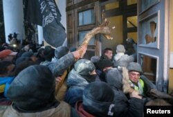 Прихильники екс-президента Грузії, керівника «Руху нових сил» Міхеїла Саакашвілі штурмують будівлю Міжнародного центру культури і мистецтв (Жовтневого палацу) в Києві, 17 грудня 2017 року