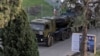 Російський військовий автомобіль біля в&#39;їзду на авіабазу Хмеймім. Сирія, 15 грудня 2024 року<br />
<br />
Це фото &ndash; одне зі свіжих кадрів, знятих&nbsp;біля цієї російської бази &nbsp;<a href="https://www.instagram.com/umitbektas/?hl=en" target="_self">Умітом Бектасом, турецьким фотокореспондентом</a>, який працює в агенції Reuters. Він розповів Радіо Свобода про ситуацію на цьому військовому об&#39;єкті Росії у Сирії