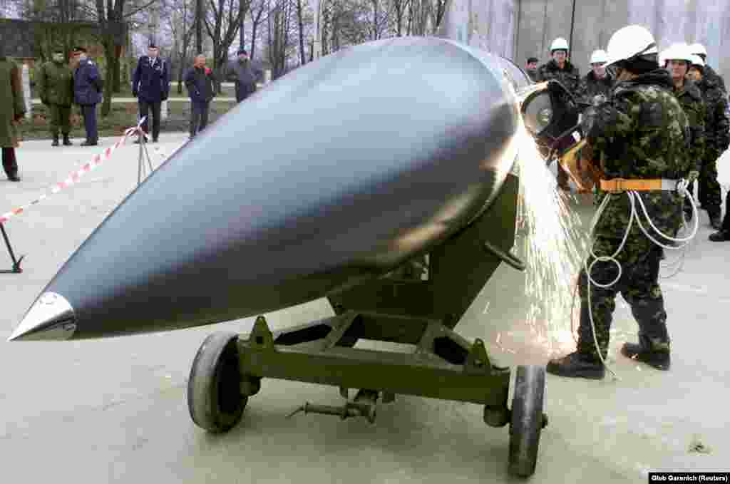 Українські робітники розрізають протикорабельну ракету повітряного базування Х-22 «Буря» біля села Озерне, 6 листопада 2002 року