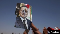 Protesti ispred zgrade gdje je suđeno Mubaraku, Kairo, 2. juni 2012.