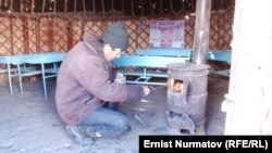Балдар жылуу отурушу үчүн бат-баттан мешке от калоого туура келүүдө.
