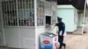 Lebabyň polisiýasy hususy dükanlarda reýd geçirýär. Nas atýan raýatlar soraga çekilýär