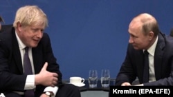 Експрем’єр-міністр Великої Британії Борис Джонсон (л) та президент РФ Володимир Путін (фото 2020 року)