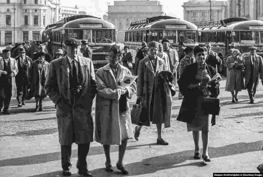 Ця фотографія американських туристів у Бухаресті в 1961 році супроводжувала яскраву інформацію про іноземний туризм, яка обіцяла «увагу, доброзичливість і комфорт» для іноземних мандрівників. Насправді до 1980-х років звичайні румуни переважно уникали туристів, оскільки будь-яке спілкування з іноземцями вимагало подання заяви в поліцію