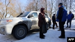 Назіральнікі АБСЭ размаўляюць зь мясцовымі жыхарамі ў Аўдзееўцы. 30 студзеня 2017 году