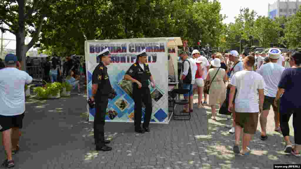 Російські військові на площі Нахімова запрошують на службу до російської армії