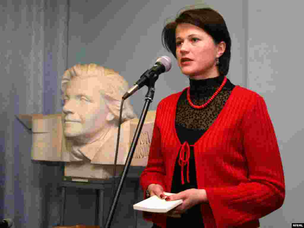 Алена Макоўская: "Гэтая кніга мае вялікае значэньне, бо гэта ўспаміны дзейнага старшыні Рады БНР" - Старшыня Рады Згуртаваньня беларусаў сьвету "Бацькаўшчына" Алена Макоўская: "Гэтая кніга мае вялікае значэньне,