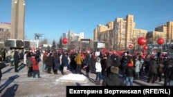 Во время акций протеста 23 и 31 января в России полиция задержала тысячи людей по всей стране. В Иркутске не менее 74 человек были привлечены к административной ответственности по обвинениям в участии в несанкционированном митинге или неповиновении требованиям полиции.