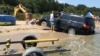 Джипът на плаж "Перла" беше издърпан от водата с багер