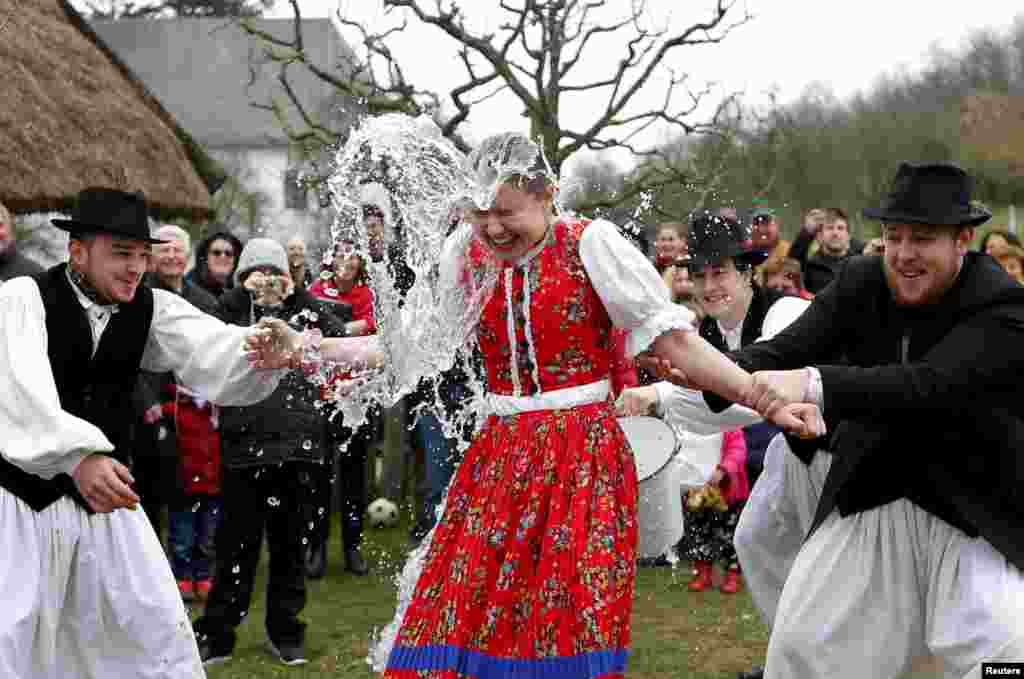 За східно-європейською традицією, під час святкування Великодня чоловіки обливають жінок і молодих дівчат холодною водою, щоб надати їм здоров'я і краси. На фото – обливання в угорському селі Сенна
