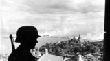 Нацистський вартовий у Києві, 19 вересня 1941 року. В червні того року, по двох роках дії договору про ненапад між Німеччиною і Радянським Союзом, війська нацистів несподівано напали на СРСР. Протягом кількох тижнів нацисти захопили схід Польщі й інші окуповані Радянським Союзом території, а також більшу частину Української РСР та інші території радянських республік.