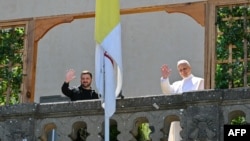 Președintele Ucrainei, Volodimir Zelenski și Papa Leon al XIV-lea salută de la un balcon în timp ce se întâlnesc la reședința papală de la Castel Gandolfo, la sud-est de Roma, pe 9 iulie 2025. 