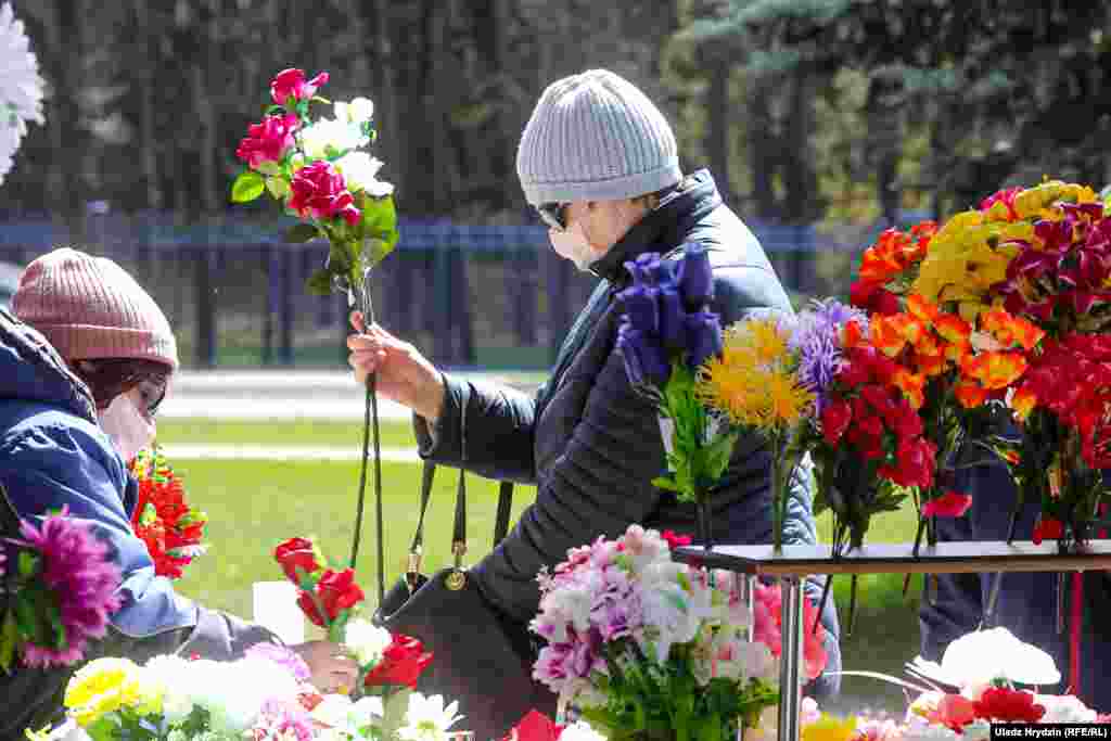 Радаўніца — дзень памінаньня памерлых, на які здаўна прынята наведваць магілы продкаў. Адзначаецца праз тыдзень пасьля Вялікадня ў аўторак, у некаторых традыцыях і ў панядзелак