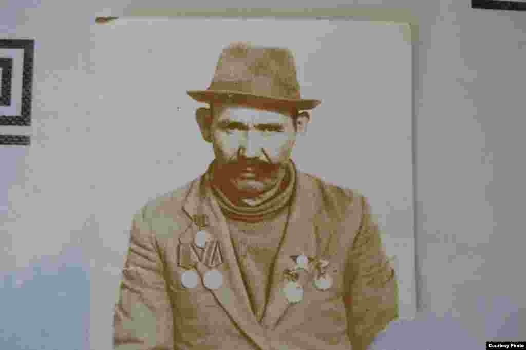 Токтогон Алтыбасарованын күйөөсү Муса Абдиев да согушка барган. Согуш күчөп турганда 1942-жылы кетип, ал жактан жарадар болуп, 1943-жылы мекенине кайтат. 