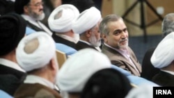 حسین فریدون، نفر وسط رو به دوربین