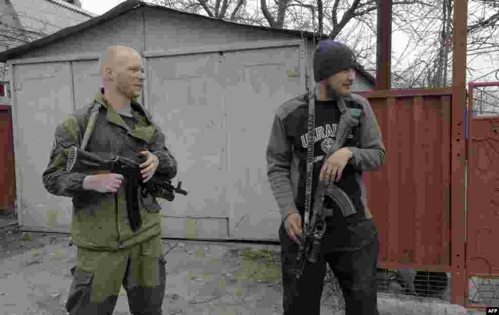 Проросійські бойовики патрулюють околицю села Широкине, за 20 кілометрів від Маріуполя. Селище наразі частково контролюють бойовики угруповання «ДНР», що визнане в Україні терористичним