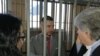 Віталій Марків спілкується з адвокатами перед судовим засіданням, Павія, 2019 рік