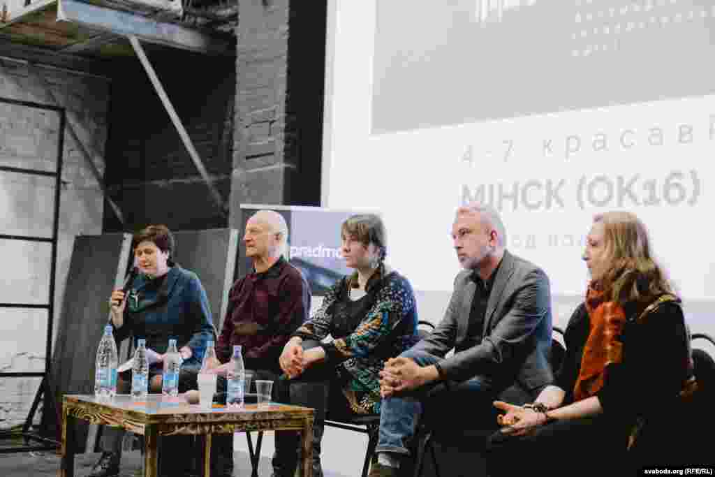 Падчас дыскусіі «Што такое беларуская літаратура?». Перакладчыца Марына Казлоўская, паэт Алесь Разанаў, паэтка Марыя Мартысевіч, пісьменьнік Альгерд Бахарэвіч, пісьменьніца Людміла Рублеўская (зьлева – направа)