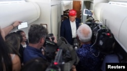 Доналд Трамп дар ҳавопаймо бо хабарнигорон суҳбат мекунад