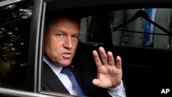 Președintele are rolul central în deblocarea crizei politice, dar poziționarea sa de partea premierului Cîțu pune frână negocierilor. 