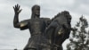 Памятник таджикскому герою в столичном парке