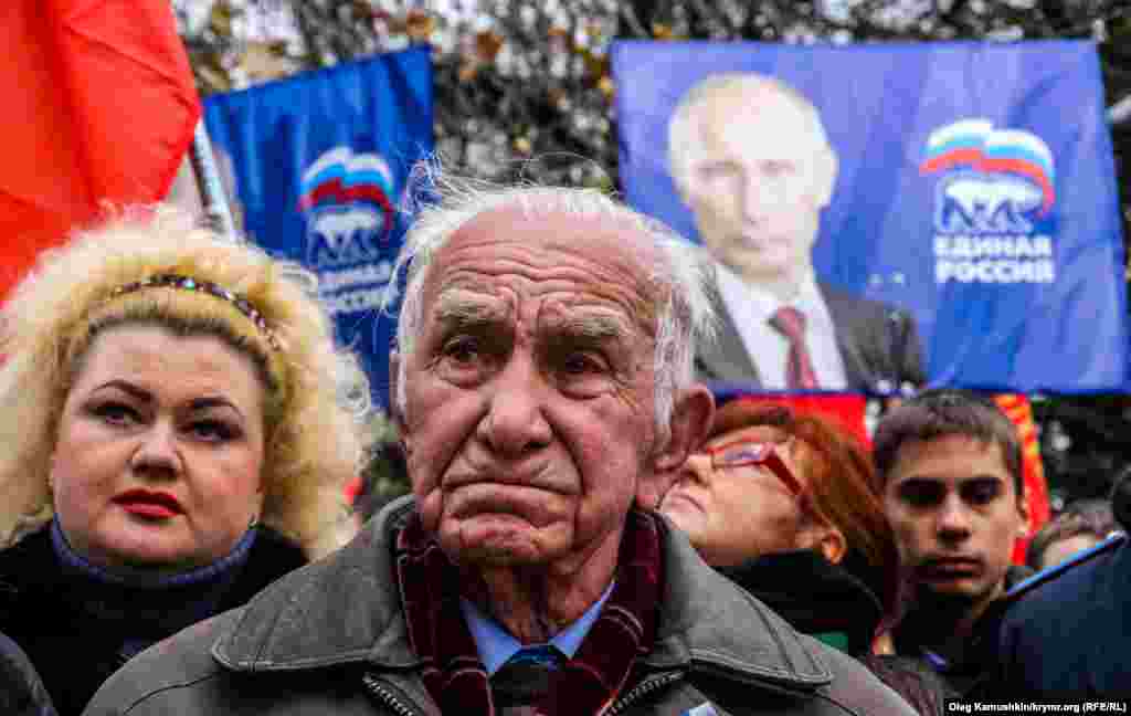 На мітингу було багато символіки «Єдиної Росії» і портрети Володимира Путіна.