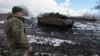Танкіст 5-ї окремої важкої механізованої бригади поблизу танку Leopard 1A5 на позиціях на Донбасі, лютий 2025 року 
