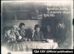 Сім'я Миколи Боканя, яка не вживала хліба протягом 300 днів, їсть злиденну їжу. Світлина: ГДА СБУ, Фонд 6, справа 75489-ФП, том 2