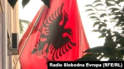 Илустрација: знамето на Албанија.