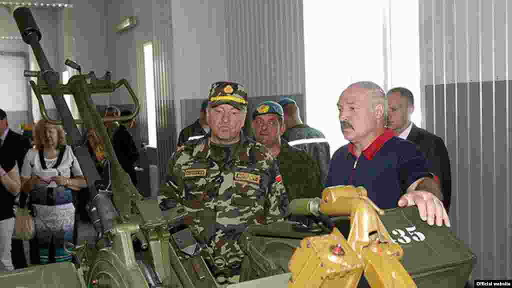 Лукашэнка наведвае вайскоўцаў. Віцебск, 2014.