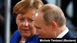 Меркель (л) та Путін (п) провели телефонну розмову