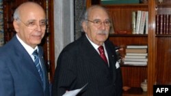 فؤاد المبزع، کفیل ریاست جمهوری (سمت راست)، و محمد الغنوشی، نخست‌وزیر تونس، (سمت چپ).