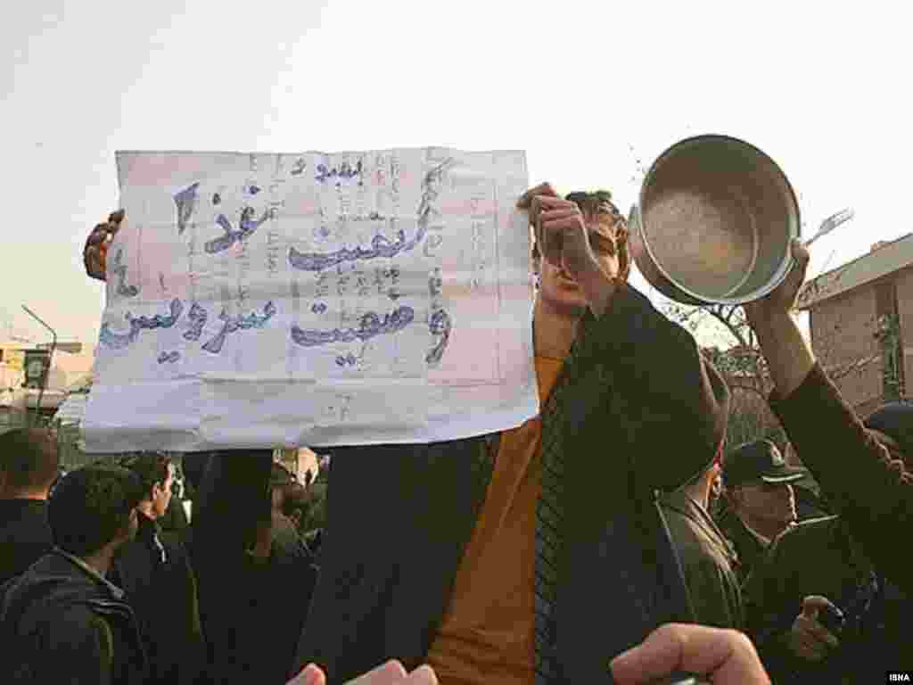 دانشجویان برای غذا هم دست به اعتراض میزنند. در دیماه سال ۸۶ دانشجویان دانشگاه تهران بار دیگر نسبت به وضع غذای خود اعتراض کردند.
